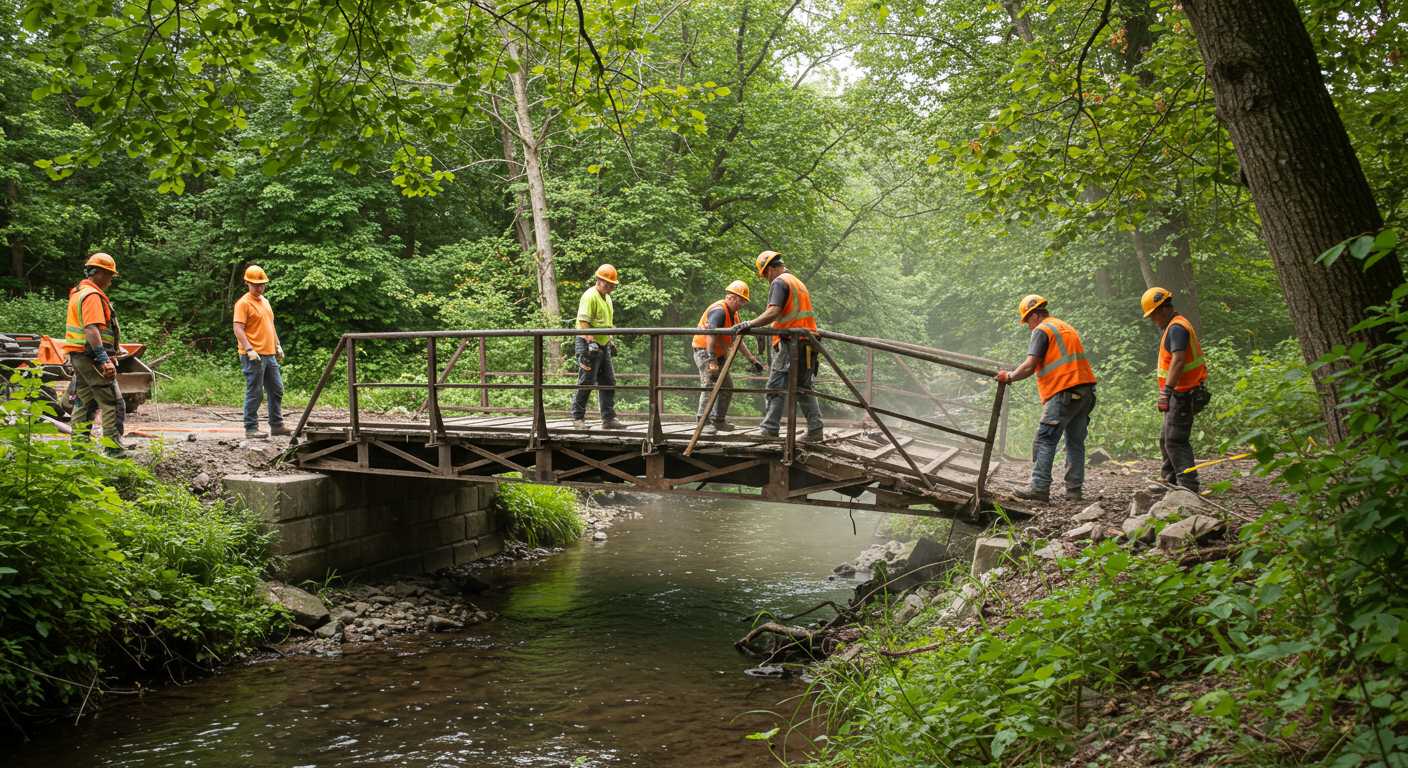 Разборка металлического моста малой формы